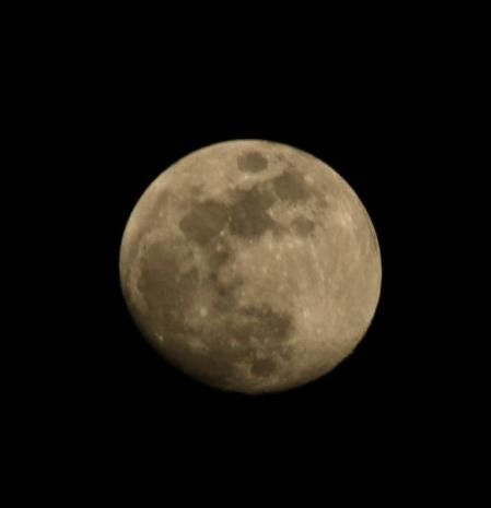 La luna casi llena, vista desde Palafrugell.