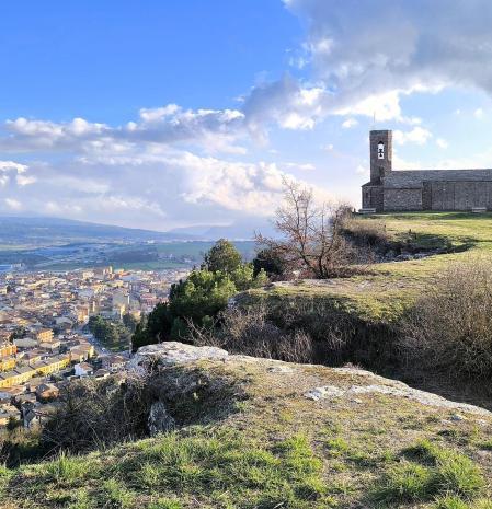La iglesia de Sant Andreu observa Tona.