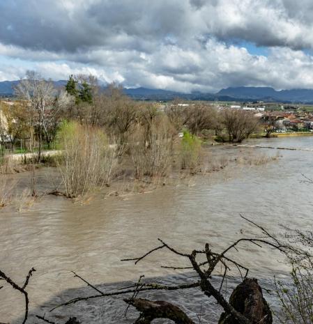 La gran crecida del Ter a su paso por Manlleu.