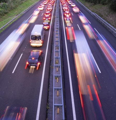 Según la Comisión Europea, entre el 40 y el 50% de los conductores europeos conduce más rápido de lo recomendable