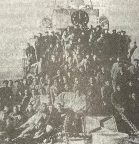 Los refugiados en el barco de guerra que los llevó al exilio