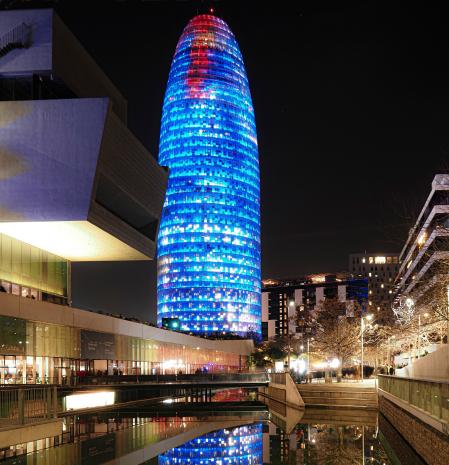 Juego de luces y reflejos de la Torre Glòries en el Llum BCN.