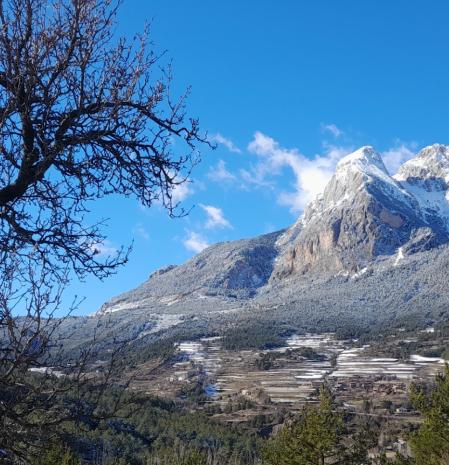 El Pedraforca tras la última tímida nevada de febrero.