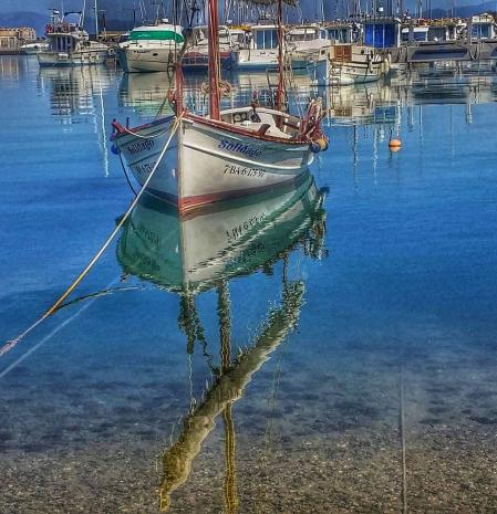 Reflejos en el Port de la Clota de L'Escala.