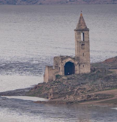 El agua ya llega a los pies el campanario de la iglesia de Sant Romà de Sau.