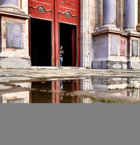 El juego de reflejos de la plaza de la Catedral de Vic.