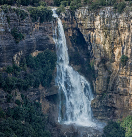 Una persona camina en el borde del Salt de Sallent.