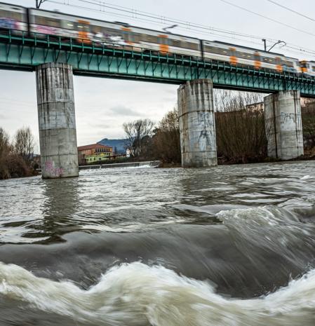 El Ter baja crecido, a la altura de la esclusa del Dolcet, en Manlleu.