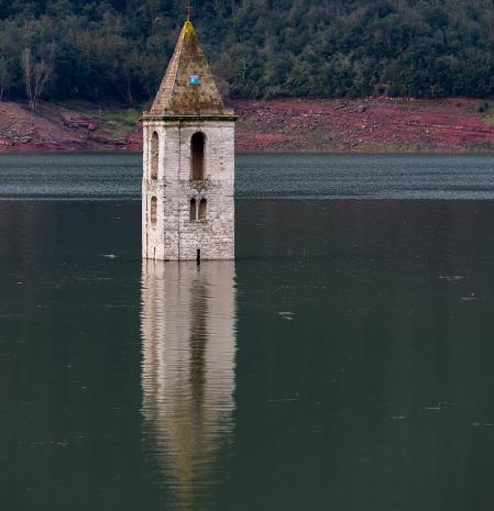 El campanario de Sant Romà de Sau ya sumergido en el pantano de Sau.
