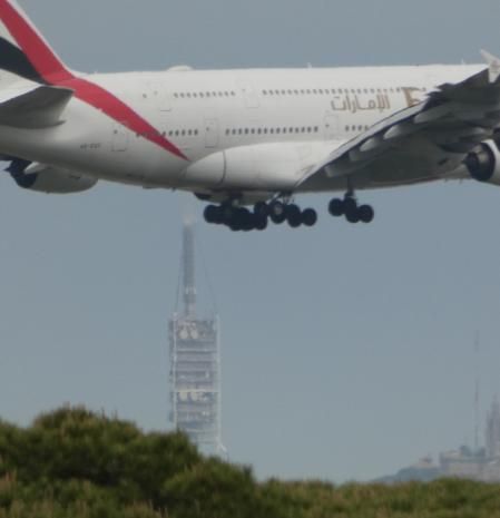 El gigante A380 de Emirates sobrevuela el 'skyline de Barcelona.