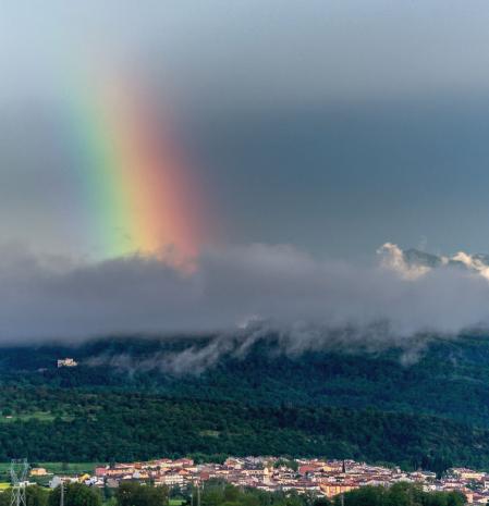 El arco iris pincha nubes.