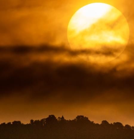 Salida del sol entre nubes en el santuario de Cabrera.