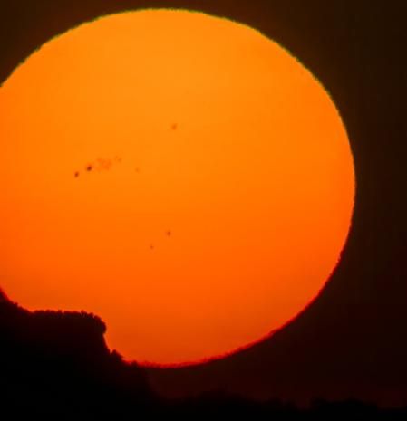 La salida del sol con manchas solares, en Vic.