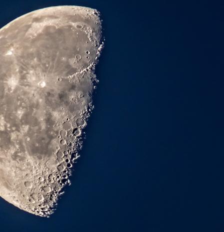 Cráteres y relieves de la Luna, al 60% iluminada.