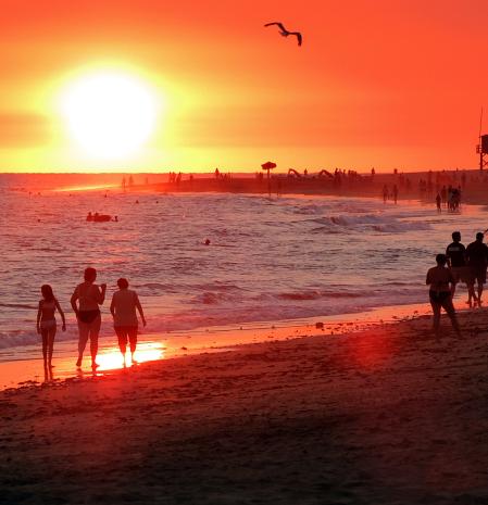Puesta de sol en la playa de la Costilla de Rota.