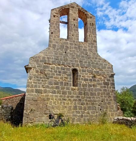 La iglesia de Sant Bartomeu de Pincaró en el Alt Empordà, Girona.