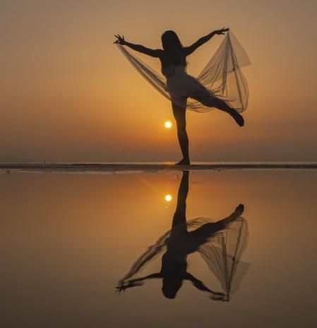 Danza al amanecer en la playa de la Barceloneta.