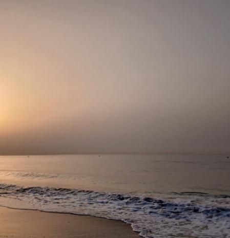 Amanecer terroso en la playa de Gavà.