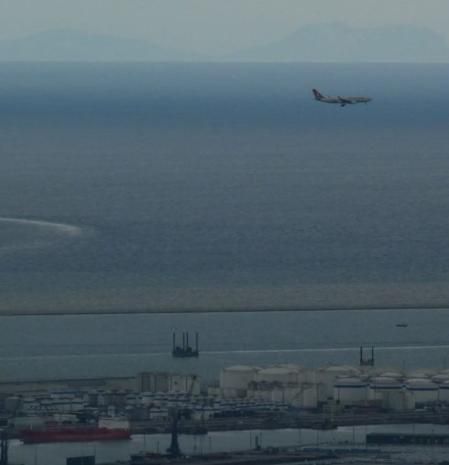 La sierra de Tramontana desde Vallvidrera, con sedimentos de las lluvias en el mar en la costa de Barcelona.