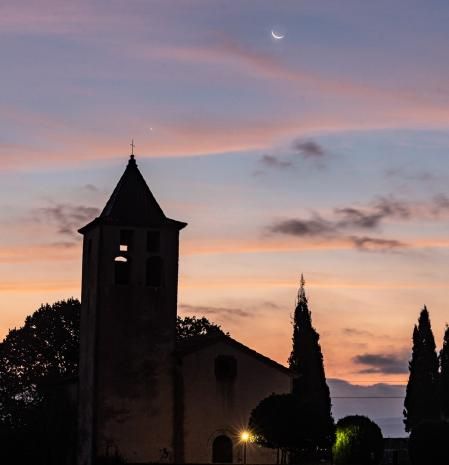 La Luna y Venus al amanecer en el cielo de Manlleu.