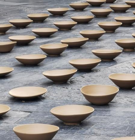 Performance de fango en el Festival Brots Empordà 25.