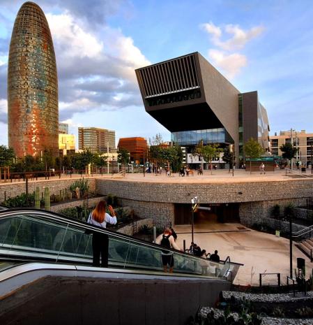 El nuevo acceso a la estación metro de L1, con el jardín de cactus, convive con la gran Torre Glòries y el museo Disseny Hub.