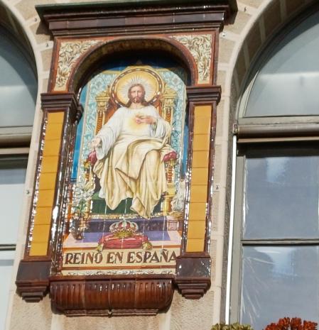Cristo que se puede ver en una fachada en la calle de la Rasa de Terrassa.