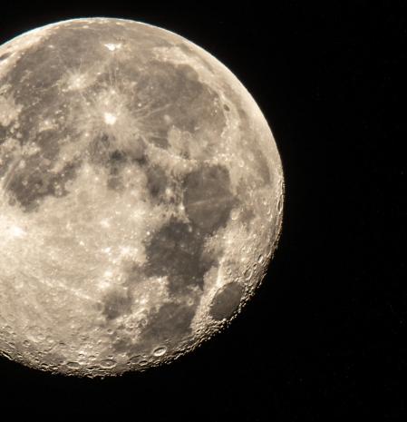 Los cráteres y relieves de la superluna del Castor.