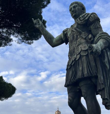 Estatua de bronce del Emperador César en los Foros Imperiales de Roma.
