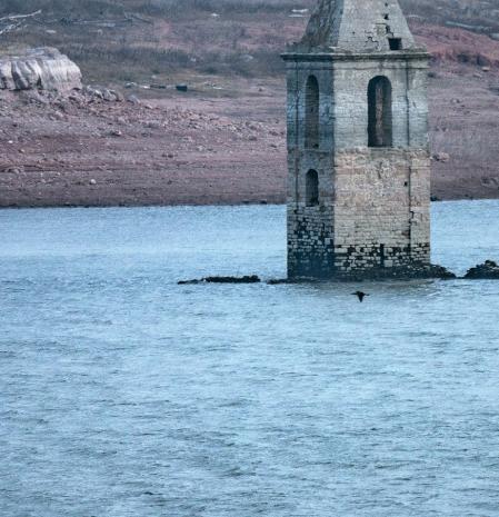 Ya asoma el techo de la iglesia de Sant Romà en las aguas de Sau.