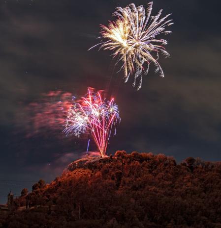 Espectáculo de fuegos artificiales en la Creu del Clascar.