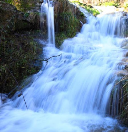 El Gorg de la Truja baja con mucha agua y mucha fuerza.