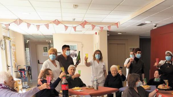 Las residencias solo permitirán visitas con test negativo incluso para los vacunados