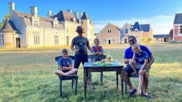 LV_Compra un gran castillo en ruinas construido en 1550 y se muda a vivir allí con sus hijos II