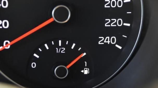 Para qué sirve esa ranura que hay junto al depósito