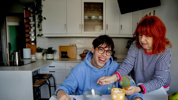 Brian, con parálisis cerebral, y Manoli, su madre&nbsp;