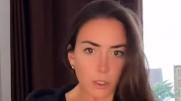 Descubre que su marido le ha sido infiel con la niñera por una foto que se hicieron en Disneyland