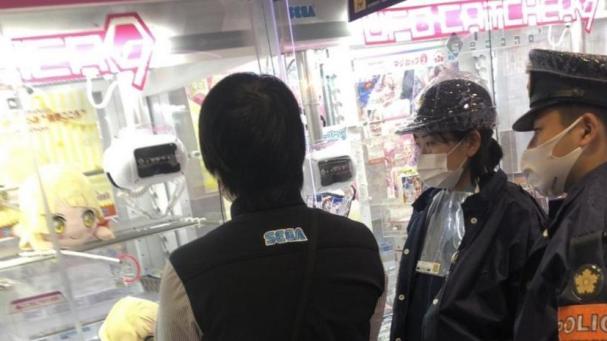 Llama a la policía después de perder 200 veces en una máquina de gancho y los empleados pierden 300