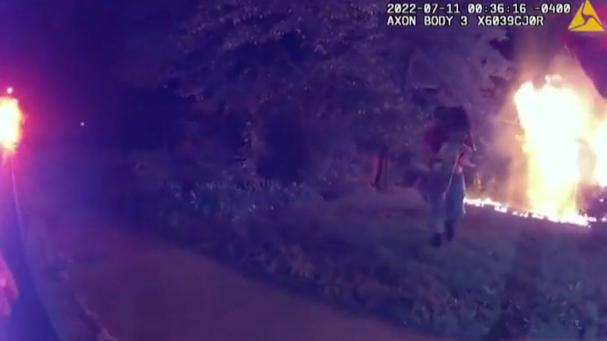 LV_Un repartidor de pizzas rescata a cinco niños de un incendio