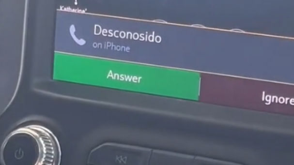 Descubre que su marido sigue en contacto con su ex por un error ortográfico en su lista de contactos