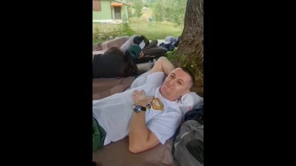 Un hombre gana el campeonato de estar tumbado sin hacer nada tras 60 horas de inacción