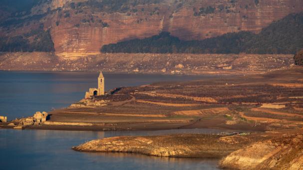 El pantano de Sau se ha convertido en la principal referencia visual de la sequía en las cuencas internas de Catalunya&nbsp;