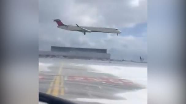 Así fue el aterrizaje del avión que quedó boca arriba en Toronto<br>