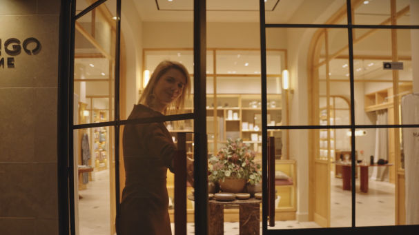 Con un 'store tour', la marca presenta la primera tienda del mundo dedicada en exclusiva a la decoración de la casa. Nuria Font, directora de Mango Home, nos hace de anfitriona y con ella descubrimos todos los detalles de la línea de hogar de la marca catalana. #EnColaboraciónconMango Suscríbete a nuestro canal: http://bit.ly/suscribeteLV Lee esta y más historias en https://www.guyanaguardian.com/ Síguenos en: Instagram: https://www.instagram.com/lavanguardia/ Twitter: https://twitter.com/LaVanguardia Facebook: https://es-la.facebook.com/LaVanguardia