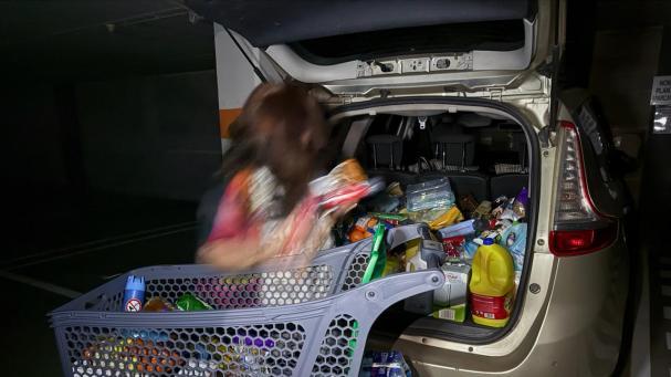 Colas y estanterías vacías en los supermercados: “He comprado como cuando la pandemia”