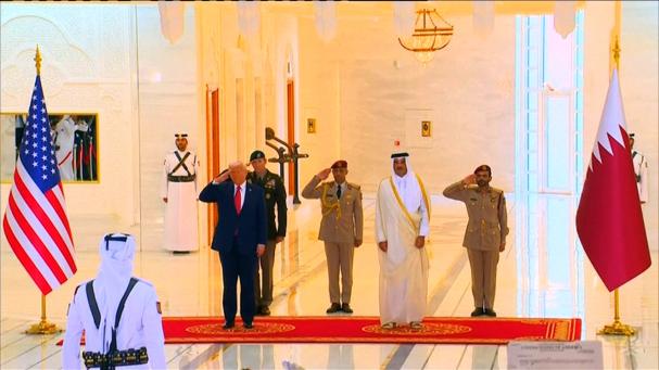 Así fue Trump recibido en Doha en una ceremonia formal