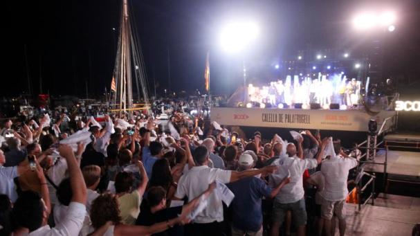 El público vuelve a cantar 'El meu avi' en la Cantada de Calella pese a la polémica