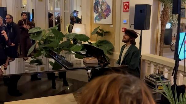 David Uclés canta "The times they are a'changing" de Bob Dylan