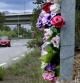 FOTO ALEX GARCIA UN RAMO DE FLORES DE PLASTICO Y UNA CORONA SECA RECUERDA UN ACCIDENTE MORTAL EN LA CARRETERA BV-1201,ENTRE MARTORELL Y OLESA DE MONTSERRAT 2015/09/08
