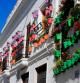 Casa blanca de Vejer de la Frontera con flores.